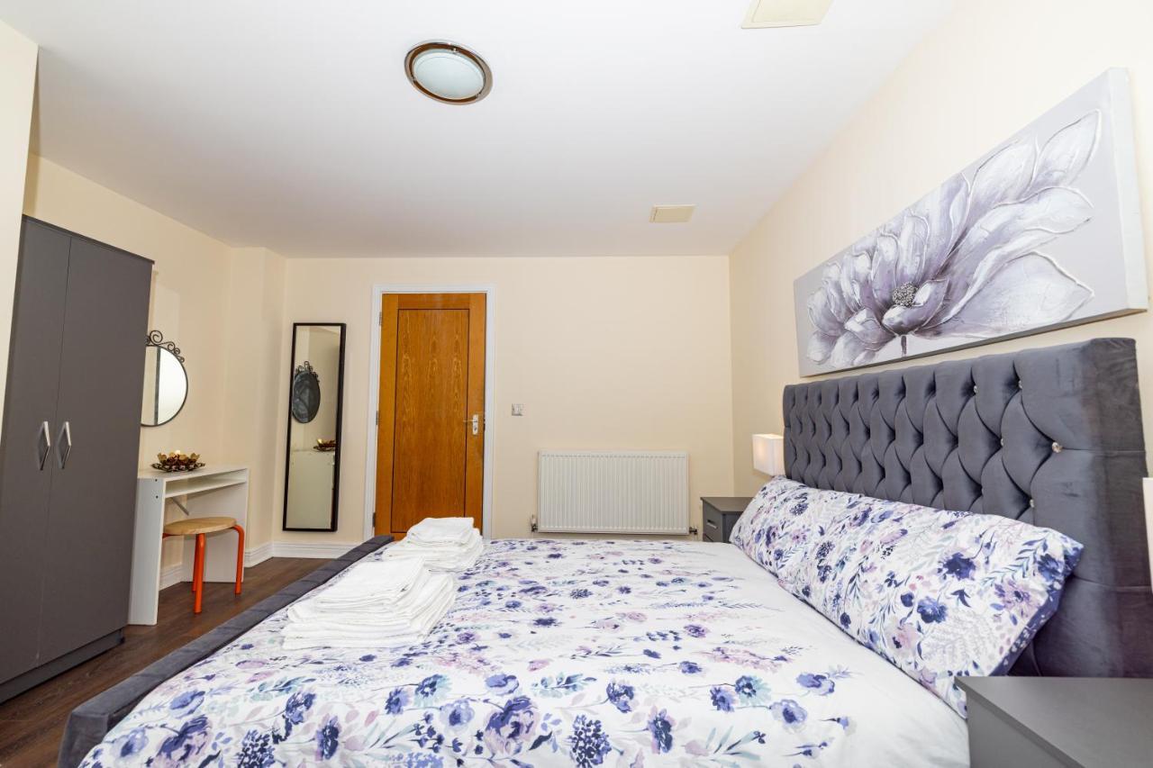 Two Bed Apartment Near Canary Wharf London Exterior photo
