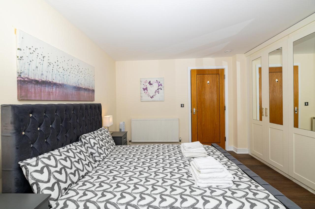 Two Bed Apartment Near Canary Wharf London Exterior photo