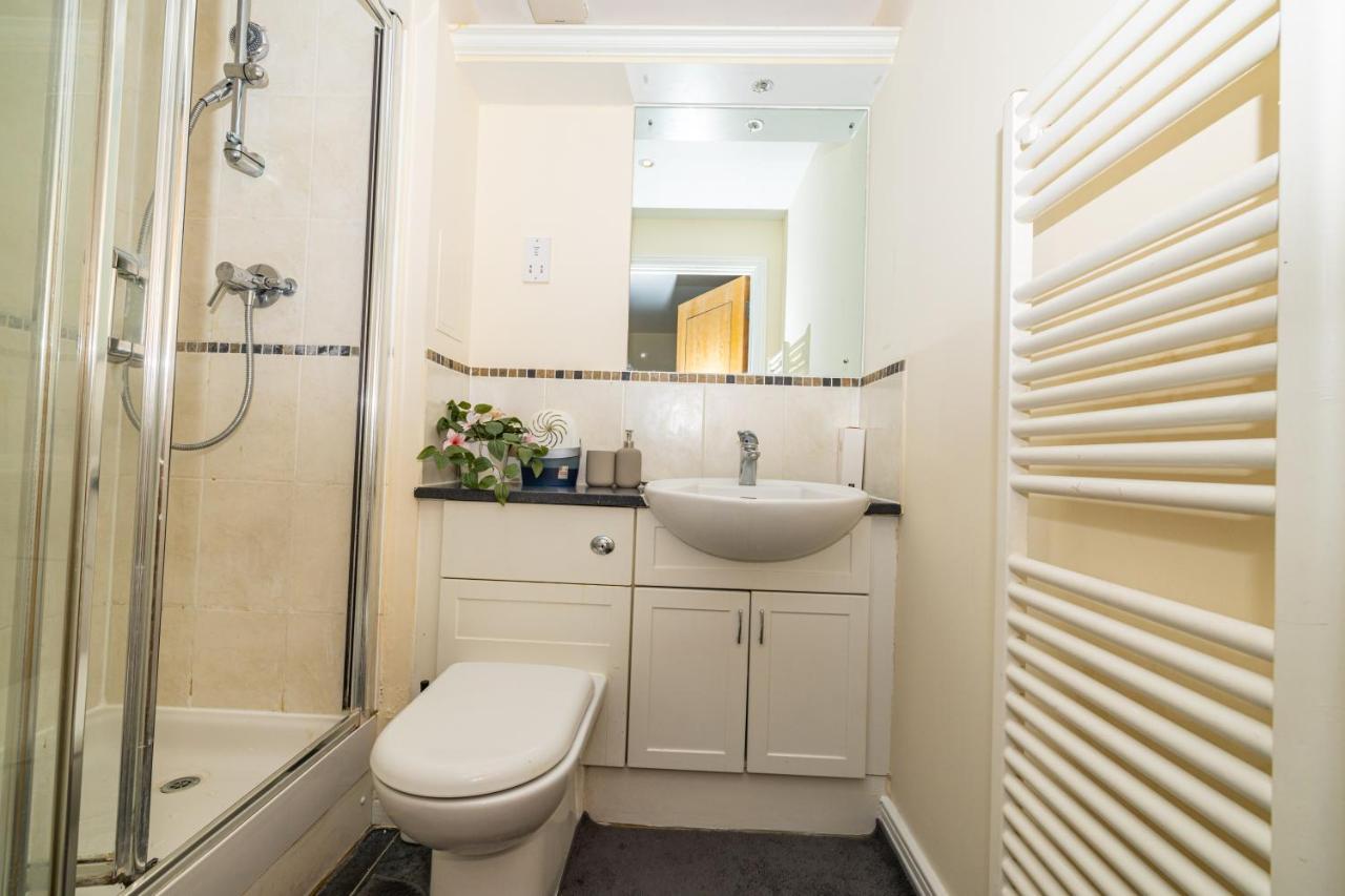 Two Bed Apartment Near Canary Wharf London Exterior photo