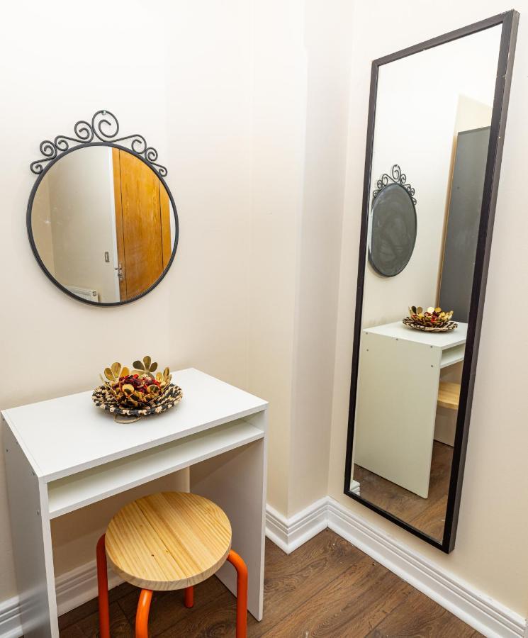 Two Bed Apartment Near Canary Wharf London Exterior photo