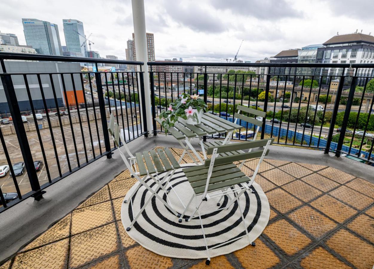Two Bed Apartment Near Canary Wharf London Exterior photo
